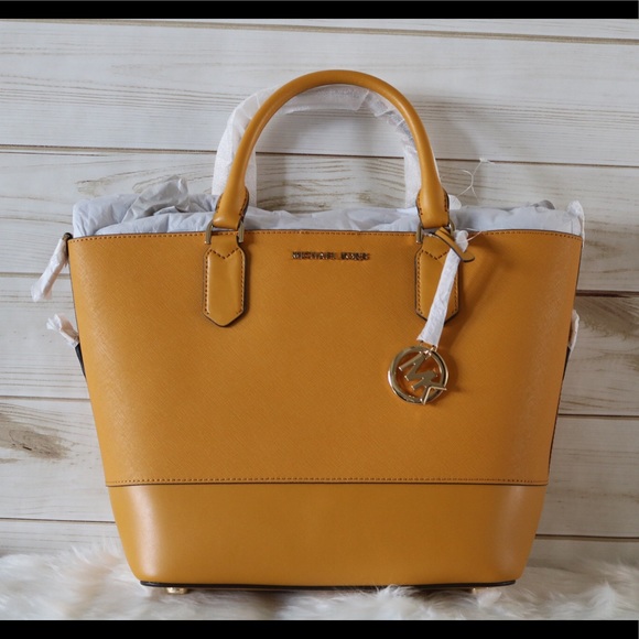 Michael Kors Handbags - 🌼SOLD🌼NWT Michael Kors Trista 2 in 1